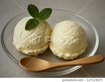 香草冰淇淋圓形甜點 127124073