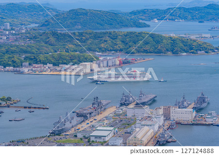 (Nagasaki Prefecture) Luxury cruise ship DREAM arriving at Sasebo Port 127124888