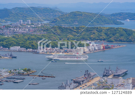 (Nagasaki Prefecture) Luxury cruise ship DREAM arriving at Sasebo Port (Nagasaki Prefecture) Luxury cruise ship DREAM arriving at Sasebo Port 127124889