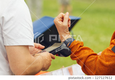 Contactless Payment Between a Customer and Seller in an Outdoor Setting 127127612