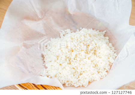 糯米在水中浸泡一夜 127127746