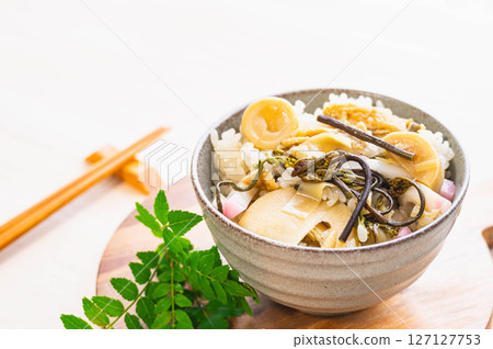 Wild vegetable owl 127127753