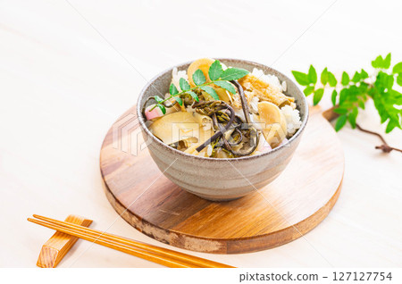 野生蔬菜貓頭鷹 127127754