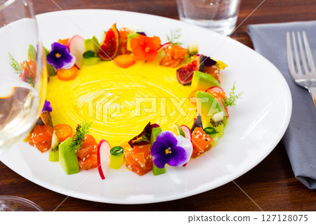 Fresh tuna tartar with mango Fresh tuna tartar with mango 127128075