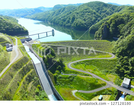 初夏時節北海道熱田町烏祖拉水壩的鳥瞰圖 127128180