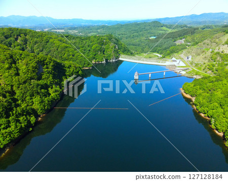 初夏時節北海道熱田町烏祖拉水壩的鳥瞰圖 初夏時節北海道熱田町烏祖拉水壩的鳥瞰圖 127128184