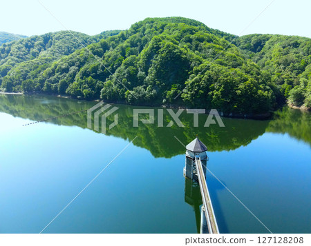 初夏時節北海道熱田町烏祖拉水壩的鳥瞰圖 127128208