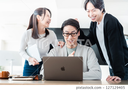 商人對令人震驚的價格感到驚訝 商人對令人震驚的價格感到驚訝 127129405