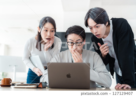 商人對令人震驚的價格感到驚訝 商人對令人震驚的價格感到驚訝 127129407