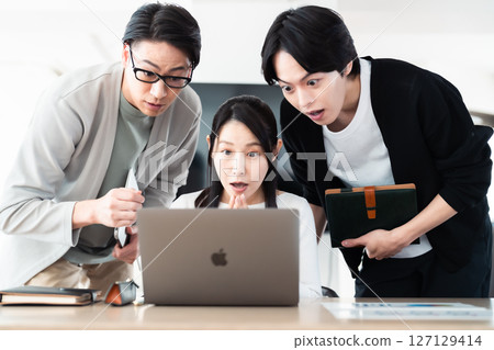 商人對令人震驚的價格感到驚訝 商人對令人震驚的價格感到驚訝 127129414