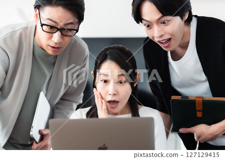 商人對令人震驚的價格感到驚訝 商人對令人震驚的價格感到驚訝 127129415