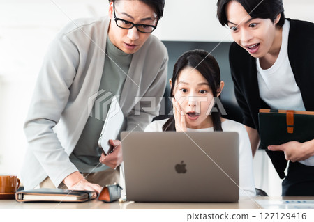 商人對令人震驚的價格感到驚訝 商人對令人震驚的價格感到驚訝 127129416