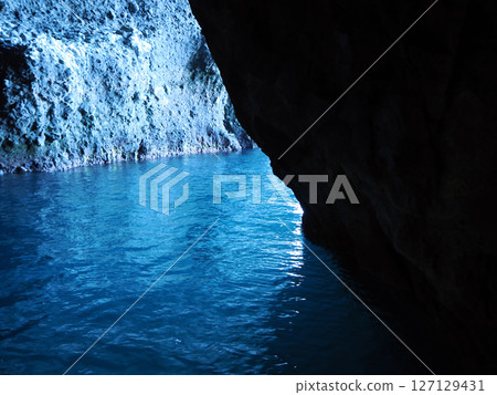 從青之洞窟內看到的蔚藍大海 127129431
