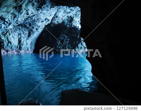 從青之洞窟內看到的蔚藍大海 127129896