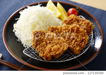 盤子上盛著美味的豬裡肌肉 127130500