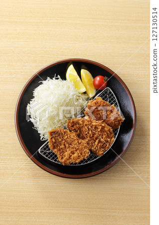 盤子上盛著美味的豬裡肌肉 盤子上盛著美味的豬裡肌肉 127130514