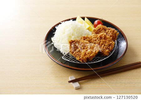 盤子上盛著美味的豬裡肌肉 盤子上盛著美味的豬裡肌肉 127130520