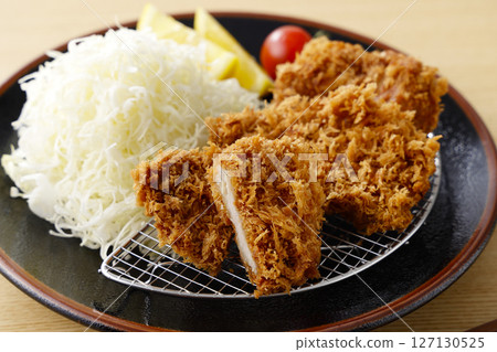 盤子上盛著美味的豬裡肌肉 127130525