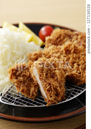 盤子上盛著美味的豬裡肌肉 127130526