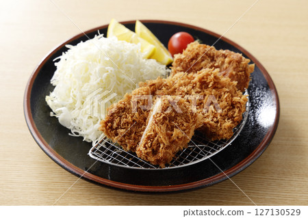 盤子上盛著美味的豬裡肌肉 127130529