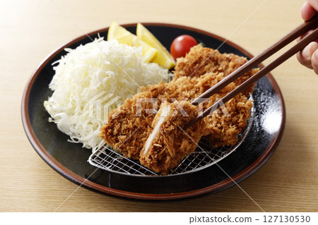 盤子上盛著美味的豬裡肌肉 127130530