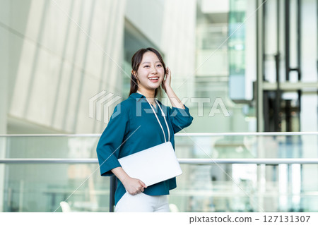 工程師在辦公室工作。 127131307