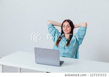 Business woman working on laptop at office desk online 127131513