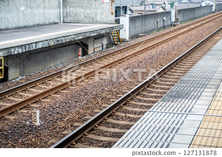 日本拍攝的車站月台和軌道的照片 127131878