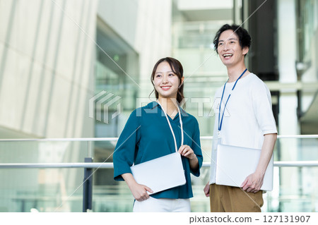 工程師在辦公室工作。 工程師在辦公室工作。 127131907