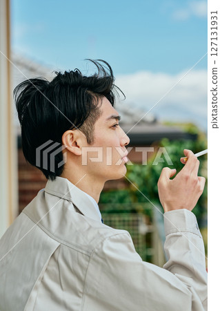 年輕人在外面吸煙 127131931