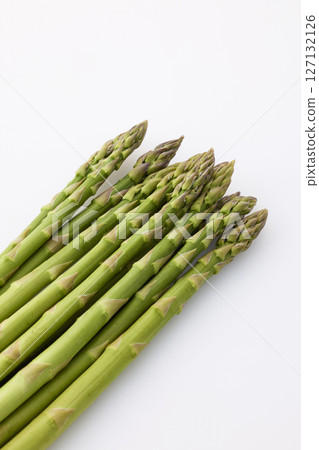 白色背景上的綠蘆筍 127132126