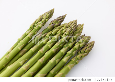 白色背景上的綠蘆筍 127132127