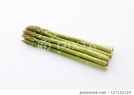 白色背景上的綠蘆筍 白色背景上的綠蘆筍 127132129