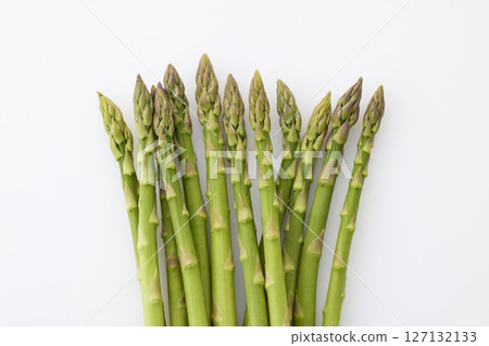 白色背景上的綠蘆筍 127132133