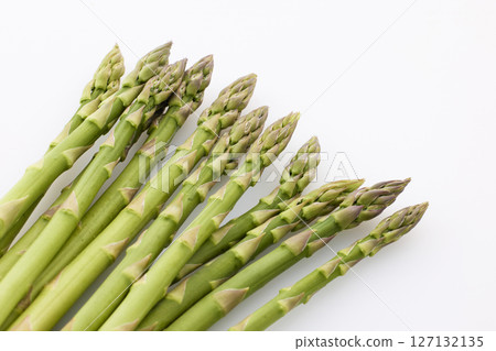 白色背景上的綠蘆筍 127132135