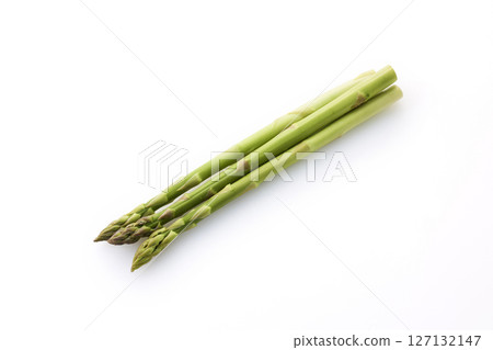 白色背景上的綠蘆筍 127132147