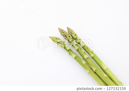 白色背景上的綠蘆筍 127132150