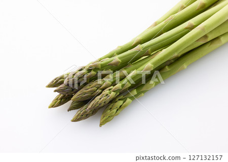 白色背景上的綠蘆筍 127132157