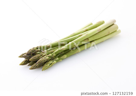 白色背景上的綠蘆筍 127132159