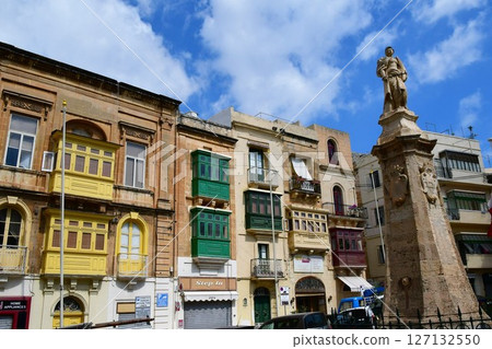 Republic of Malta, Malta Island, Three Cities, Vittoriosa, Collacchio district, statue in the main square, bay window 127132550
