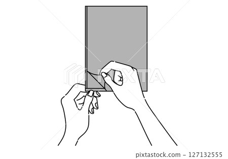 用手翻開秘密明信片的一角，將其打開 127132555