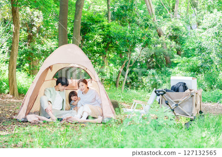 有小孩的家庭在樹林裡享受露營 127132565