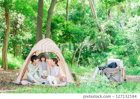 有小孩的家庭在樹林裡享受露營 有小孩的家庭在樹林裡享受露營 127132584