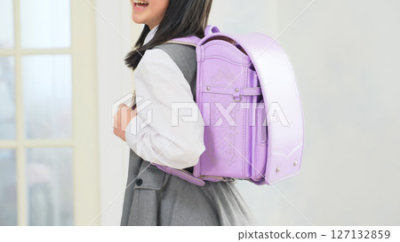 女孩背著書包 127132859