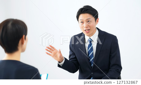 一群正在接受面試的男性和女性商人 127132867