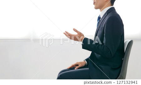 Male business person explaining with gestures 127132941
