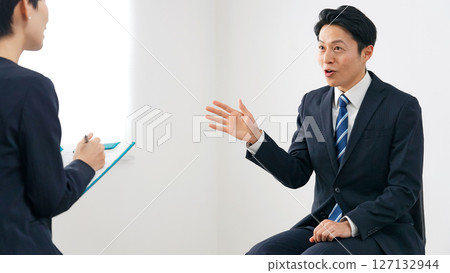 一群正在接受面試的男性和女性商人 127132944