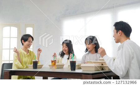 女孩一家吃外賣 127132966