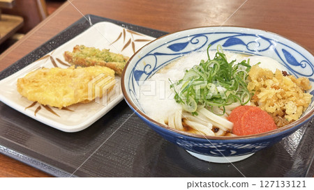 餐廳菜單(豬肉烏龍麵配熱雞蛋和明太子天婦羅套餐) 餐廳菜單(豬肉烏龍麵配熱雞蛋和明太子天婦羅套餐) 127133121