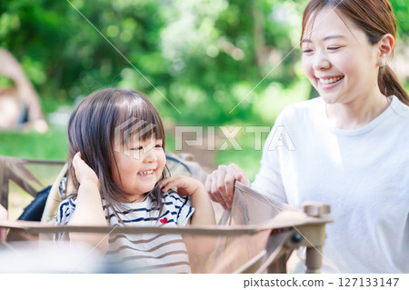 母親和孩子高興地乘坐運輸車 127133147